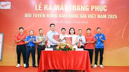 Trang phục họa tiết hoa sen đồng hành cùng Đội tuyển bóng bàn Việt Nam