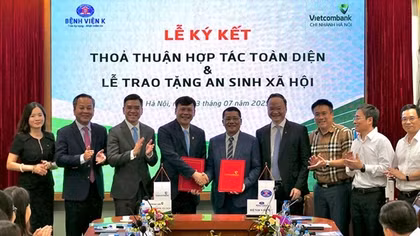 Vietcombank và Bệnh viện K ký kết hợp tác toàn diện, trao tặng 100 máy tính bảng trị giá 1 tỷ đồng