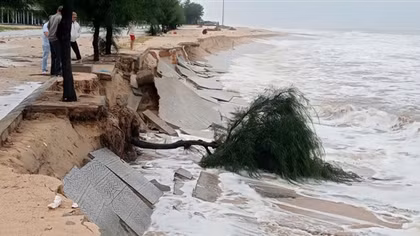 Không an yên vì bờ biển ngày đêm bị xâm thực, xói lở