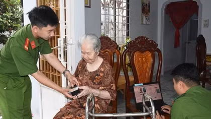 Công an Trà Vinh đến tận nhà thu nhận mẫu ADN của thân nhân liệt sĩ