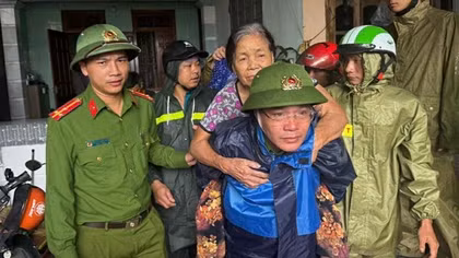 Lực lượng Công an sát cánh cùng người dân ứng phó bão số 5