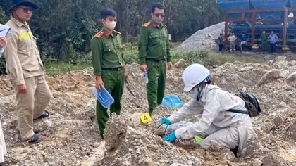 Xử lý nghiêm trạm trộn bê tông đổ hơn 700 tấn chất thải rắn trái quy định