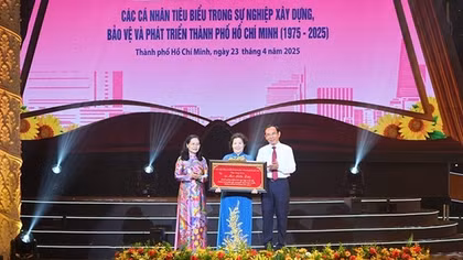Anh hùng Mai Kiều Liên được vinh danh cá nhân tiêu biểu dịp 50 năm thống nhất đất nước