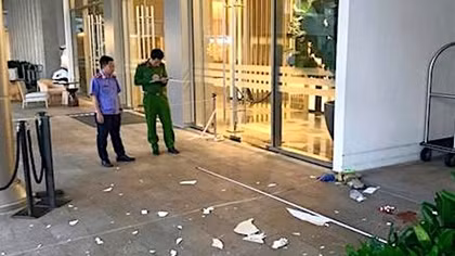 Một khách nước ngoài rơi từ tầng 15 sau khi thua tiền tại sòng bạc Hoiana