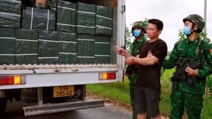 Dùng xe tải vận chuyển 45.000 gói thuốc lá lậu qua biên giới