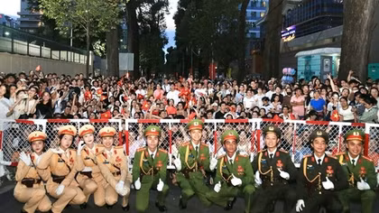 Người dân nô nức đến xem hợp luyện diễu binh, diễu hành Kỷ niệm 50 năm Ngày Giải phóng miền Nam