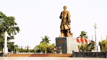 "Cúi xuống hổ đất..."!