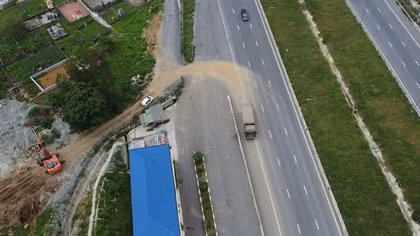 Bị xử phạt hơn 2 tỷ đồng vì "xé rào" cao tốc để trộm đất