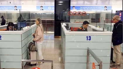 Tạm đình chỉ công tác các cán bộ tham gia ca trực có hành vi xé thẻ lên tàu của khách