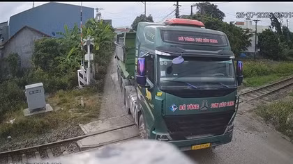 Xe tải chắn đường ray - hiểm họa trên tuyến Bắc Nam qua miền Trung