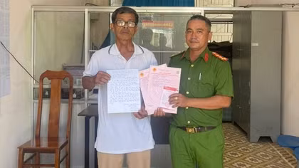 Nhặt được gần 150 triệu đồng, nhờ Công an xã tìm trao lại cho người đánh rơi