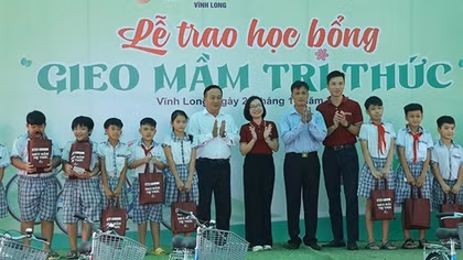 Agribank Chi nhánh Phú Nhuận trao học bổng “Gieo mầm tri thức” tại tỉnh Vĩnh Long