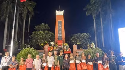 Thắp hương tri ân 2025 "Sáng mãi tình đất nước, cùng nguyện ước mai sau"