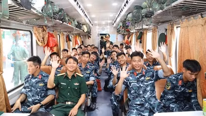 Xúc động giây phút tiễn đoàn diễu binh – diễu hành A80 trở về đơn vị công tác