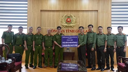 Trao tặng 420 triệu đồng hỗ trợ Công an tỉnh Gia Lai khắc phục hậu quả thiên tai, mưa lũ