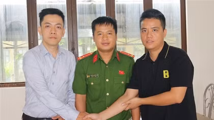 Công an xã hỗ trợ người dân nhận lại hơn 2 tỷ do chuyển khoản nhầm tài khoản