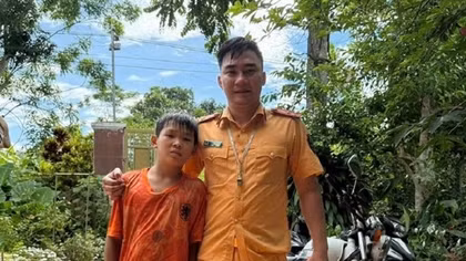 Thượng úy CSGT bơi ra giữa dòng nước xiết cứu cháu bé