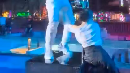 Trào lưu ôm ấp dancer nam tại bar của chị em: Nơi “chữa lành biến thái” dành cho phú bà?