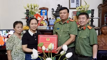 Công an TP Hà Nội tri ân gia đình liệt sĩ CAND