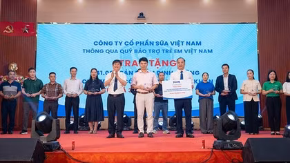 Gần 70.000 hộp sữa tặng trẻ em khó khăn, khởi đầu “tháng của trẻ em”