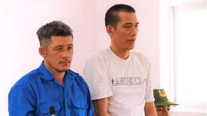Hai anh em họ dùng lửa đốt chết người nghi trộm điện thoại