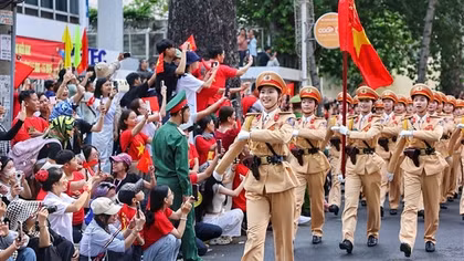 Người dân hân hoan đón chào đoàn diễu binh CAND trên đường phố