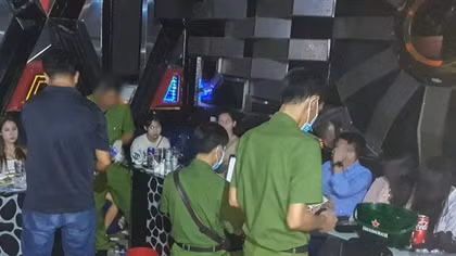 Cảnh sát đột kích Karaoke OLALA, phát hiện 19 nam nữ dương tính với ma túy