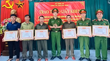 Khen thưởng tập thể, cá nhân có thành tích trong bắt giữ nhóm đối tượng cướp tài sản