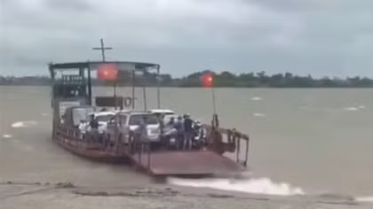 Chủ phà bị phạt 20,5 triệu vì chở khách qua sông khi sóng to, gió lớn