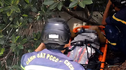 Giải cứu người phụ nữ có biểu hiện tâm thần đứng trên nóc nhà