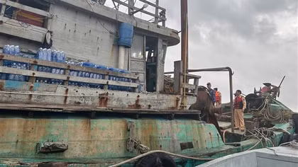 Thuỷ đoàn 1 cùng Cảnh sát biển bắt tàu cá vận chuyển trái phép gần 50 nghìn lít dầu DO