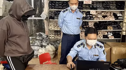 Kiểm tra 14 điểm kinh doanh hàng hóa giả mạo nhãn hiệu thế giới tại Chợ Nhà Xanh, Hà Nội
