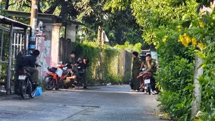 Phát hiện người đàn ông bị đâm tử vong gần nơi một người treo cổ