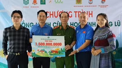 Học viện CSND và các nhà tài trợ tặng quà gần 2 tỷ đồng cho học sinh vùng lũ