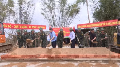 Ra quân xây dựng nhà ở cho người dân ở Đắk Lắk bị sập đổ nhà do lũ lụt