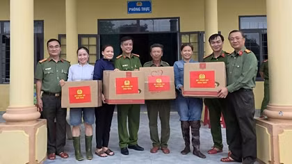 Tiếp tục chuyển quà của Bộ Công an đến với bà con, cán bộ chiến sĩ vùng lũ