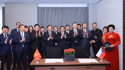 Thủ tướng chứng kiến lễ ký kết hợp tác chiến lược giữa CLB Công an Hà Nội và CLB Slavia Praha