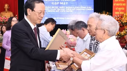 Xúc động tri ân các “nhà giáo đi B” – nhân chứng một thời hoa lửa