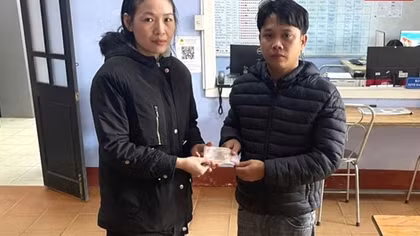 Công an phường giúp một người làm thuê tìm lại số tiền chuyển khoản nhầm