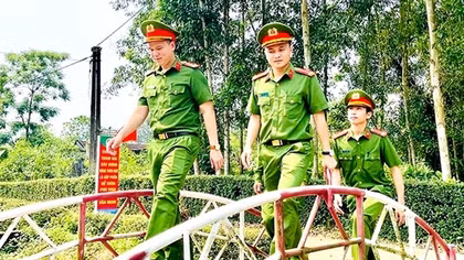 Công an xã biên giới vinh dự nhận Cờ thi đua của Chính phủ
