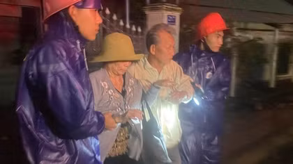 Vợ chồng già bị sập nhà trong đêm bão được lực lượng Công an giải cứu kịp thời