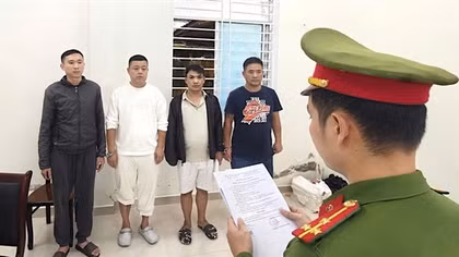 Khởi tố 4 đối tượng khống chế, bắt giữ trái phép con bạc