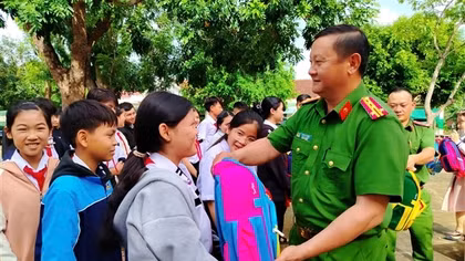 Trao 444 suất quà tặng học sinh vùng bão lũ ở Đắk Lắk