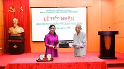 Khu Di tích Phủ Chủ tịch tiếp nhận hiện vật do người cận vệ của Bác Hồ trao tặng