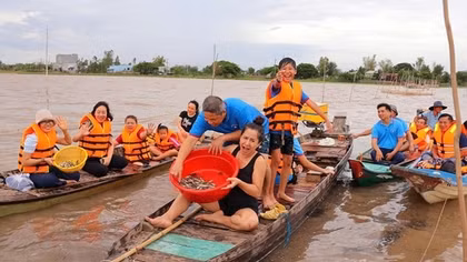 Mưu sinh mùa nước nổi gắn với du lịch sinh thái