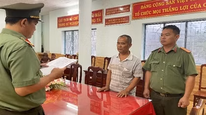 Thuyền trưởng chỉ đạo ngư phủ gắn biển số giả lên tàu khai thác hải sản trái phép