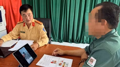 Bị phạt 10 triệu đồng, trừ 4 điểm GPLX vì chuyển làn không bật đèn tín hiệu trên cao tốc