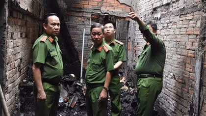 Cục Cảnh sát PCCC và CNCH kiểm tra hiện trường vụ cháy khiến 4 người tử vong ở Tiên Giang