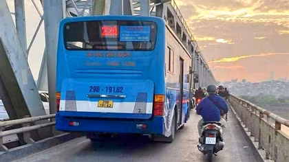 Người dân bức xúc xe buýt đi ẩu, CSGT xác minh xử phạt