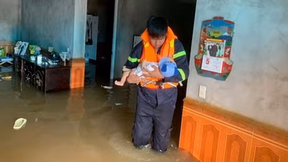 Công an Hà Nội cùng nhân dân gia cố đê chống lũ